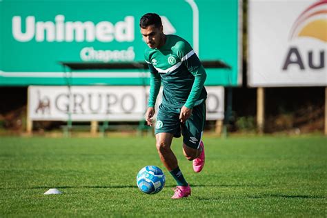 Guarani faz proposta por Alisson Farias mas não avança por Bruno