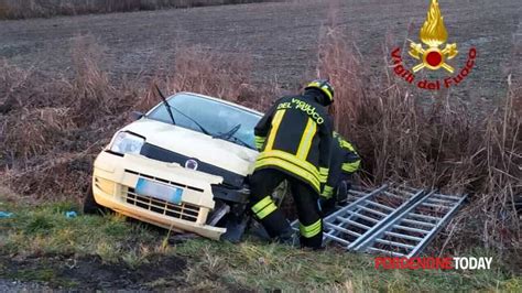 Si Scontrano E Le Auto Finiscono Nel Fosso Tre Feriti