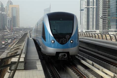 Trem Do Metro Em Dubai Imagem De Stock Imagem De Emirados