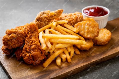 Pollo Frito Con Papas Fritas Y Nuggets De Comida Foto Premium