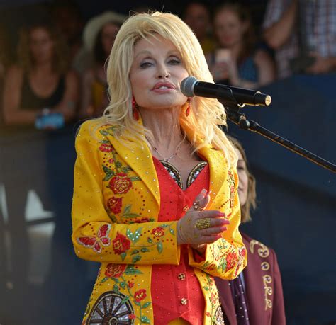 Dolly Parton Announces Original Musical Hello Im Dolly Coming To