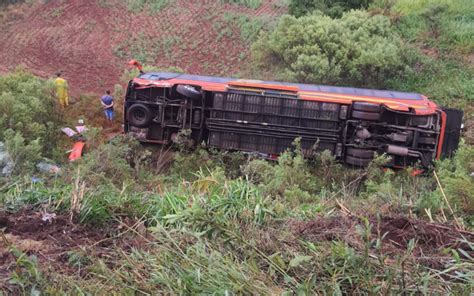 Dois passageiros morrem no hospital após tombamento de ônibus na RS 342