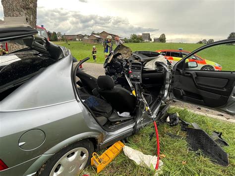 Pkw Kracht Frontal Gegen Baum Fahrer Wird Schwerst Verletzt