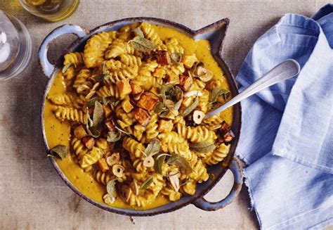 Volkorenpasta Met Geroosterde Pompoensaus Krokante Salie En Look