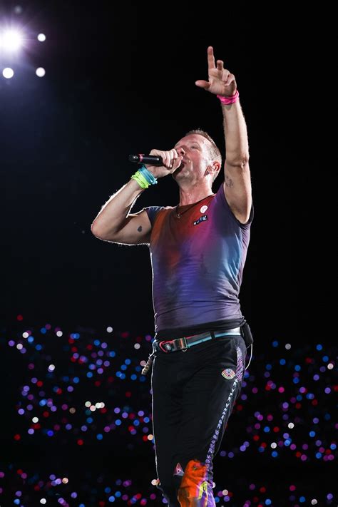 Chris Martin Do Coldplay Pede Que F S Devolvam Pulseiras De Led