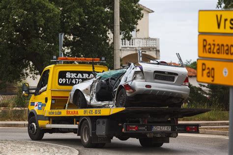 Auto Se Zabio U Stablo U Zadru Poginuo Bra Ni Par Ozlije Ena Ena