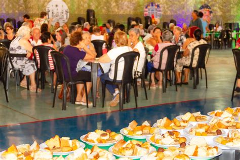 Integrantes Da Terceira Idade De Cravinhos Participam De Festa Junina