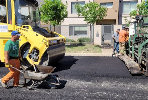 Gay recorre dos obras de pavimento que se encuentran en ejecución La Brújula