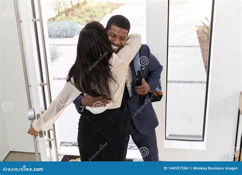 El Saludo De La Mujer Y El Hombre De Negocios Husband As He Del Abrazo