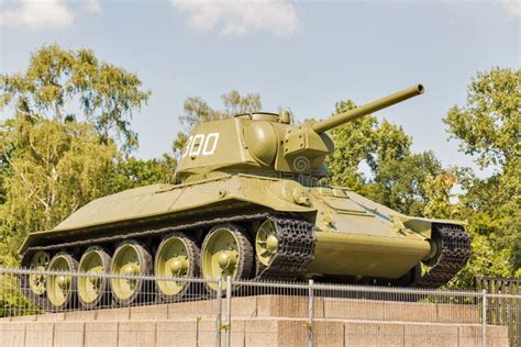 Carro Armato T 34 Al Memoriale Di Guerra Sovietico Tiergarten A Berlino