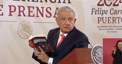 AMLO Presenta Primer Ejemplar De Su Libro Gracias