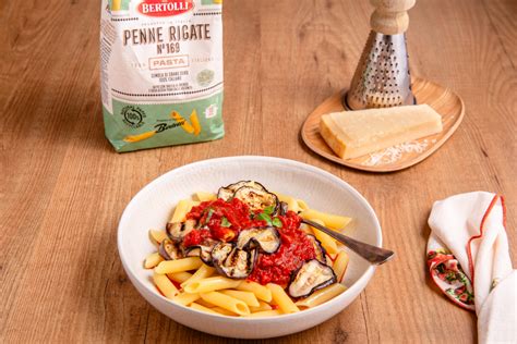 Penne Met Een Tomaat Basilicum Saus En Gegrilde Aubergine Bertolli