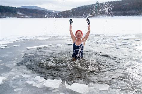 S Immerger Dans L Eau Froide Bienfaits Et Risques