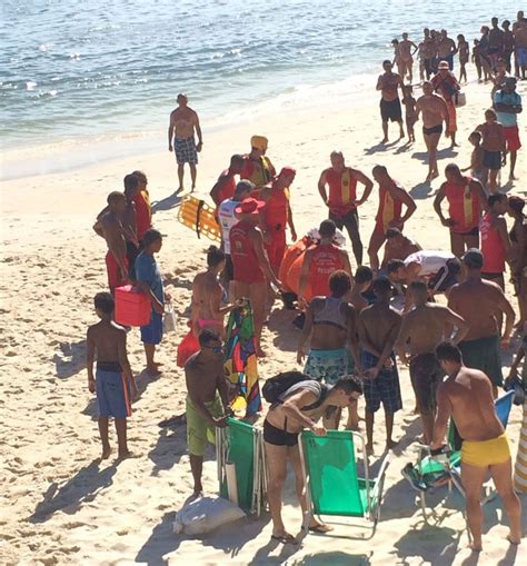 Homem se afoga na praia de Ipanema e é levado de helicóptero por