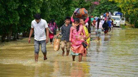 असम के 16 जिलों में बाढ़ से हालात बेकाबू 489 लाख लोग प्रभावित इन