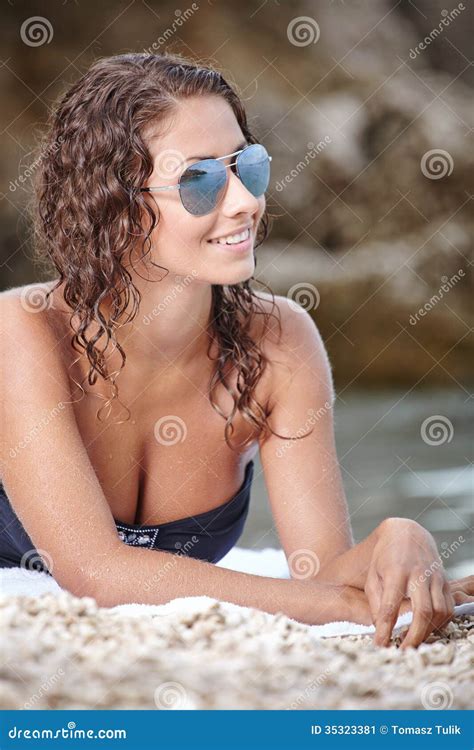 Frau Im Schwarzen Bikini Auf Strand Stockbild Bild Von Nave Rest