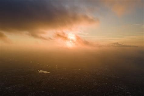 Vista aérea da alta altitude de uma cidade distante coberta nuvens