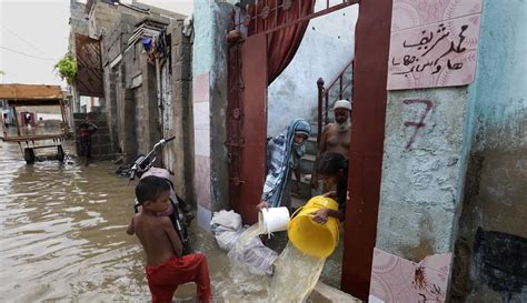 FOTO Hujan Deras Banjir Rendam Karachi Pakistan Foto Liputan6