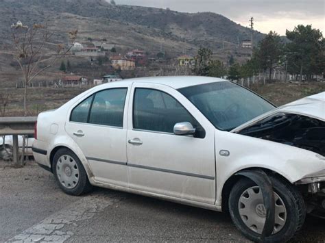 K R Kale De Trafik Kazas Bariyerlere Arpan Otomobilde Bulunan Ki I