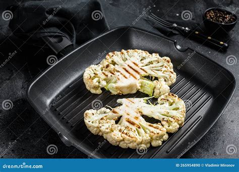 Bistec De Coliflor Asado Vegetariano Con Hierbas Y Especias En Una