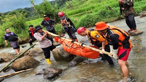 Tim Search And Rescue Sar Gabungan Mengevakuasi Seorang Kakek Dalam