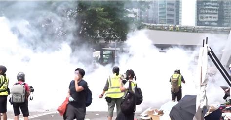 反送中》港警朝示威群眾與記者發射催淚彈 鎮壓行動畫面流出 國際 自由時報電子報