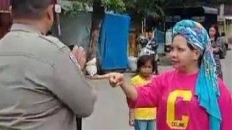 Viral Emak Emak Di Makassar Tampar Lalu Cakar Leher Anggota Polisi