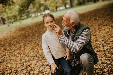 Grand P Re Passe Du Temps Avec Sa Petite Fille Dans Le Parc Le Jour De