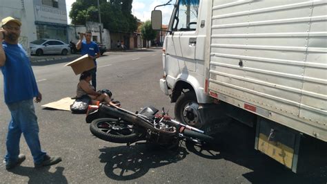 Mulher fica ferida após colisão de caminhão e moto na zona Norte de