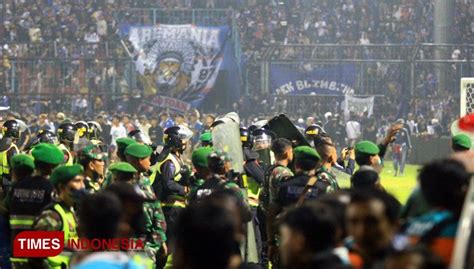 Tragedi Stadion Kanjuruhan Detik Detik Mencekam Aremania Saat Selamat