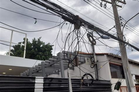 MidiaNews Energisa Retira 74 Km De Fios Irregulares Pendurados Em