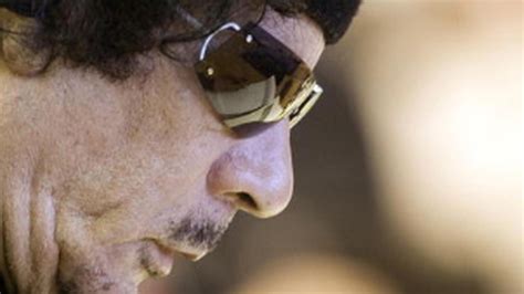 Le corps de Mouammar Kadhafi a été enterré dans la nuit Virgule