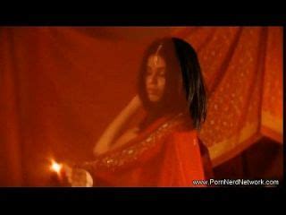 Indian Babe Gets Down Hotntubes