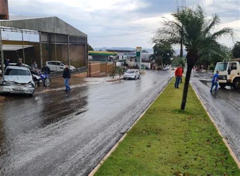 Caminhão sem motorista desce a avenida e causa acidente no Paraná