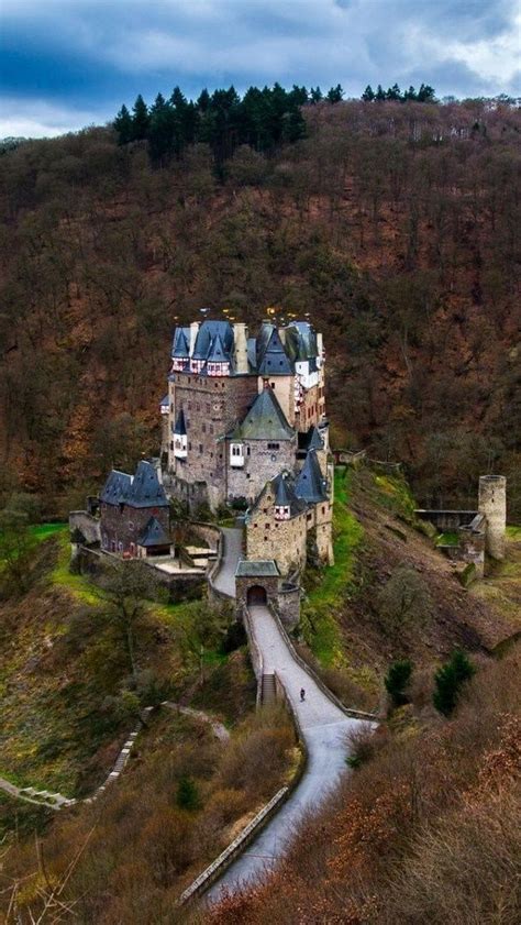 Eltz castle - backiee