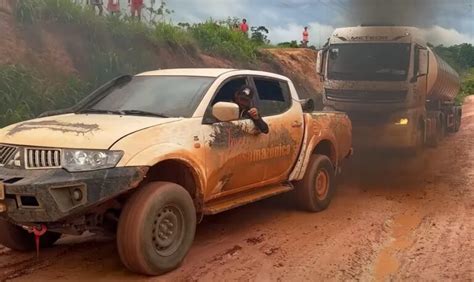 Caminhoneiros enfrentam lamaçal na BR 230 a temida transamazônica