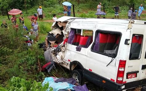 Batida entre van e carreta deixa ao menos três mortos em rodovia do