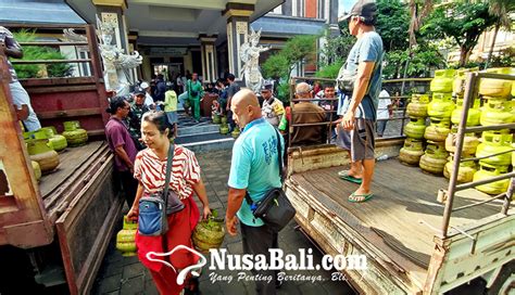 NUSABALI Warga Kuta Serbu Operasi Pasar Elpiji 3 Kg