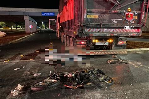 Df Motociclista Morre Ap S Bater Em Caminh O Embaixo De Viaduto Na Br