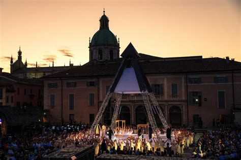 A Como la città canta la Turandot nell arena del Sociale Il grande