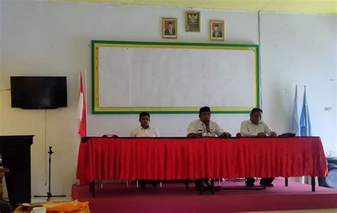 Rapat Evaluasi Dewan Guru Dan Staf Tata Usaha SMP Islam 1 Kota Ternate