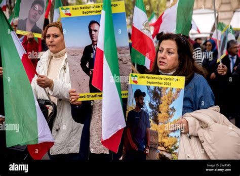 Manifestantes Se Reunieron En La Place Diéna Para Protestar Contra La Represión Iraní De Las