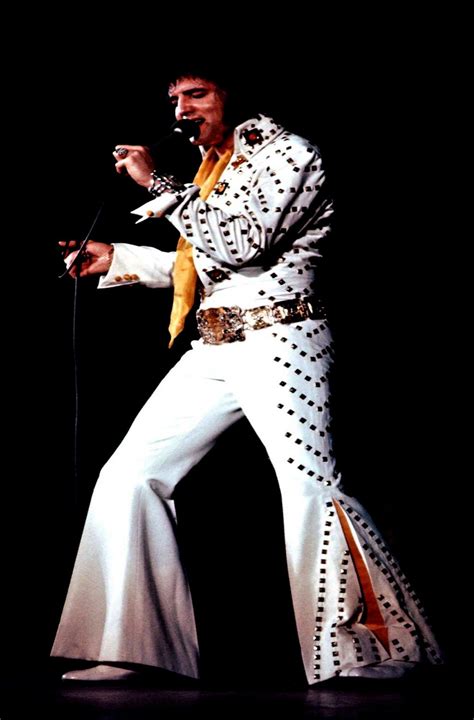 Fans are debating elvis martinez recent choice of stage costumes