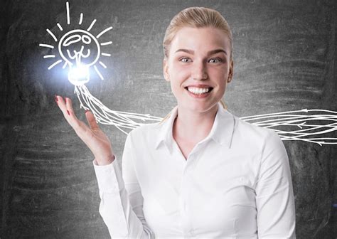 Une Femme Blonde Heureuse Portant Un Chemisier Blanc Se Tient Près D un Tableau Noir Avec Un