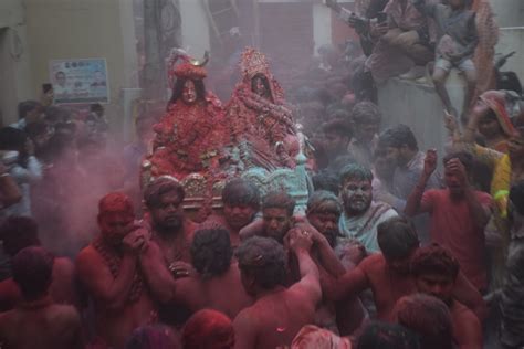 Kashi Holi बाबा विश्वनाथ के दरबार में रंगों से सराबोर हुए श्रद्धालु