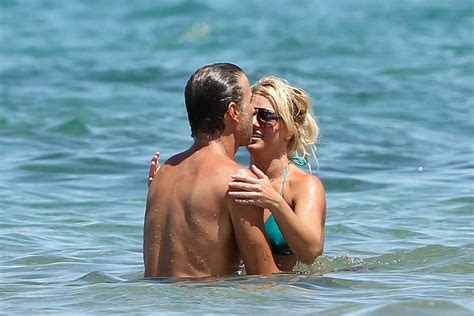 Britney Spears In Green Bikini On Beach Trying To Fuck With Her Boyfriend In Wat Porn Pictures