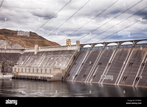 Déversoirs Du Barrage Banque De Photographies Et Dimages à Haute