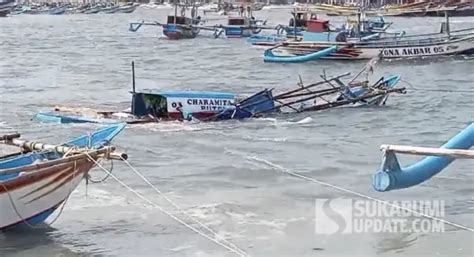 3 Perahu Nelayan Karam Dihantam Gelombang Tinggi Di Pesisir