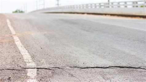 Sluiten Van De Weg Van Asphalt Met Witte Lijn Stock Afbeelding Image