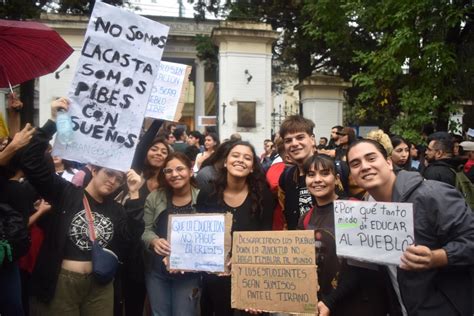 Bajo la lluvia los tucumanos salen a defender la universidad pública